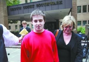 19岁的黑客瑞安·克利里在律师卡兰·托德内的陪同下走出法庭
